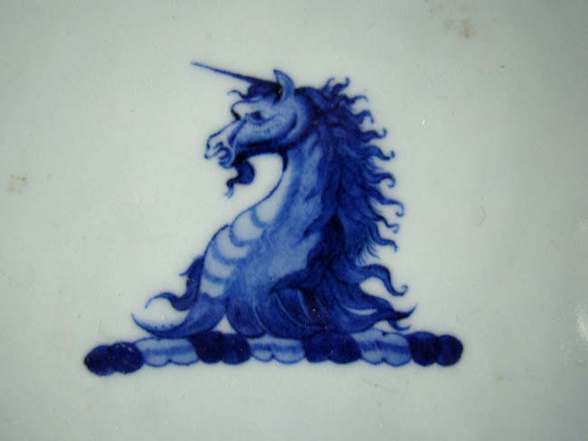 A fine and rare Chinese Export Porcelain FITZHUGH pattern large serving platter with Mazarin liner circa 1800 — image 4